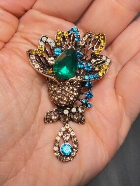 Vintage-Inspired Green Teardrop Rhinestone Floral Brooch Dangle Gold Tone 2.25"